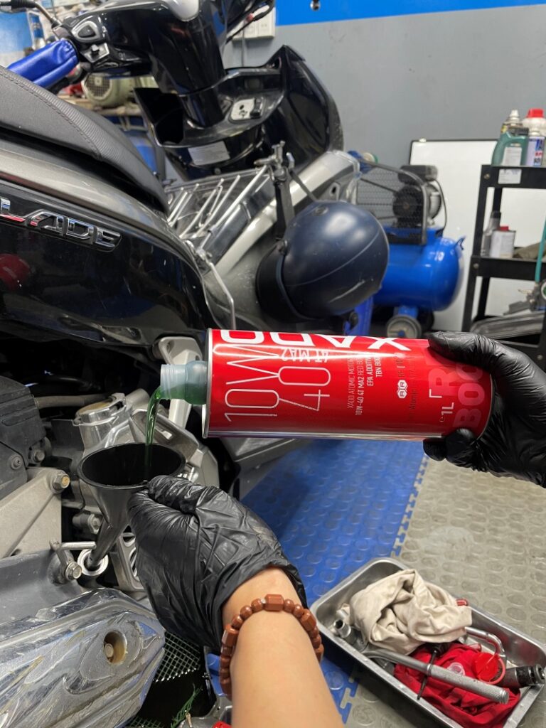 Dầu nhớt xe máy có dùng cho ô tô được không? 5 xado atomic oil 10w 40 4t ma2 red boost 3 6