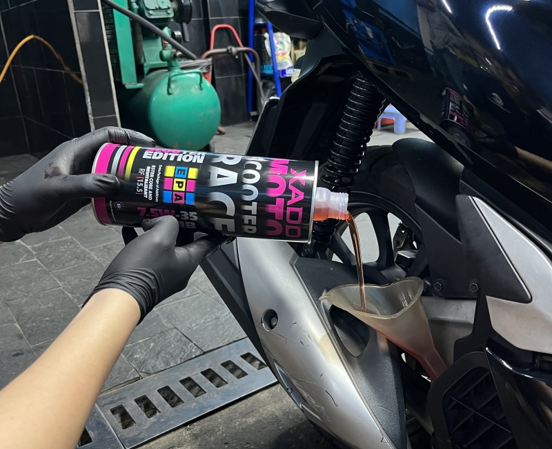 XADO Luxury Scooter Race Oil 7.5W35 4T MB 4 xado scooter race 7 5w35 3 4