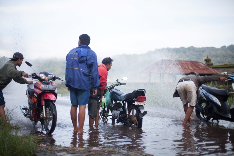 xe may bi ngap nuoc 5 buoc giup xe tranh hong 4